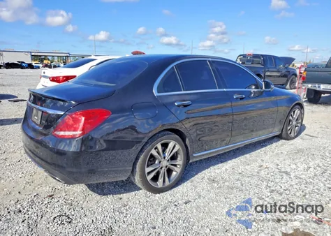2016 Mercedes-Benz C 300 z USA, uszkodzony, nr VIN 55SWF4JB6GU154559